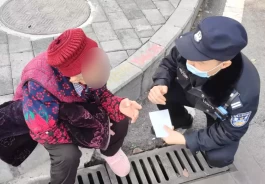 八旬老人走失 民警暖心助其回家